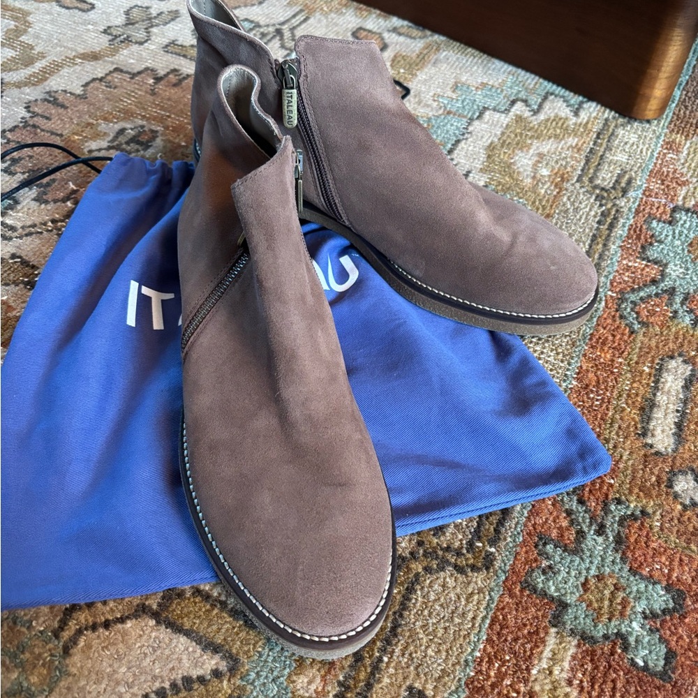 ITALEAU Tan Suede Waterproof Side Zip Booties Size 11/42 With Dust Bag